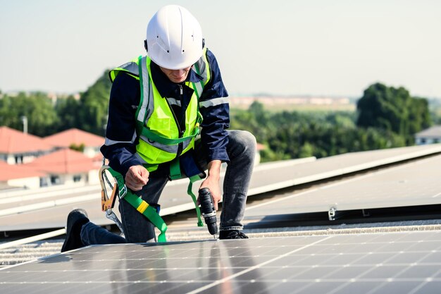 engineers-with-safety-helmet-checking-solar-system-solar-power-farm_336744-2881