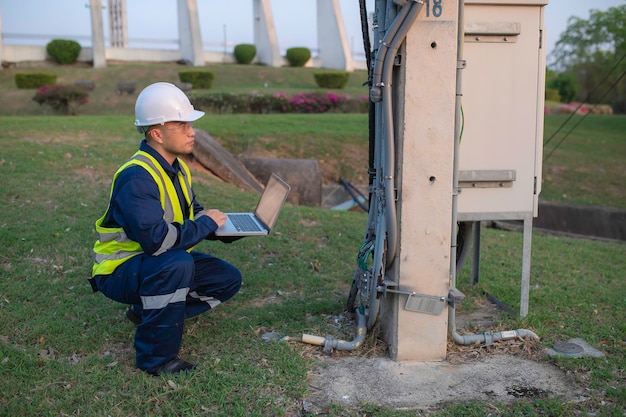 telecommunication-engineers-work-cell-towers-5g-cell-phone-signalsnetwork-tower-maintenance-technicians_44277-24448